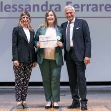 Alessandra Ferraresi riceve il premio a Milano