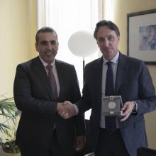 Scambio di doni commemorativi tra il Rettore Rizzi e S.E. Al Hameli