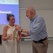 Il prorettore Gaidano consegna il diploma a una delle studentesse