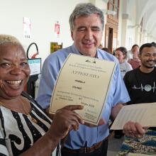 Giorgio Sambarino consegna il diploma a una delle studentesse