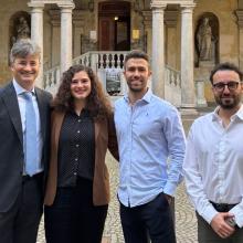 Il prof. Ronga con i fellow nel quadriportico del "Maggiore"