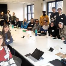Foto di gruppo delle studentesse e degli studenti di UPO e dell’Environmental Studies Certificate Program del Rachel Carson Center. Sullo sfondo, a sinistra, gli accompagnatori Stefano Rossa, Rossana Pennazio e Federico Zucchero, insieme a Susanne Unger e Lena Engel del RCC