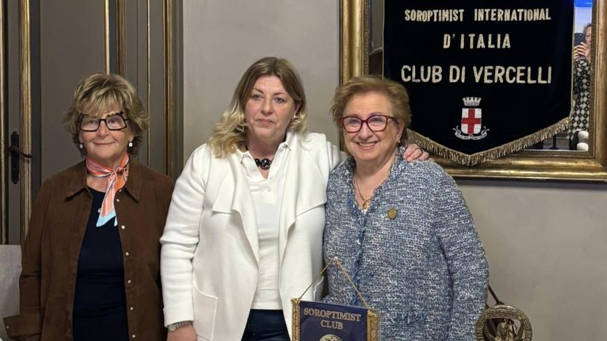Michela Gariglio (Soroptimist), la professoressa Enrica Gianotti e Patrizia Longo (presidente di Soroptimist Vercelli)